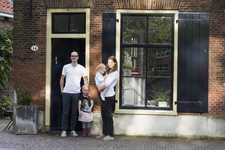 852145 Portret van Ariël, Nora, Roos en Sara, bewoners van het huis Pelmolenweg 14 te Utrecht.